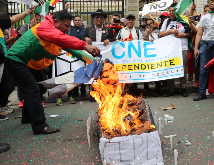 Manifestantes protestan en contra de la postulación de Evo Morales a un cuarto mandato en Bolivia
