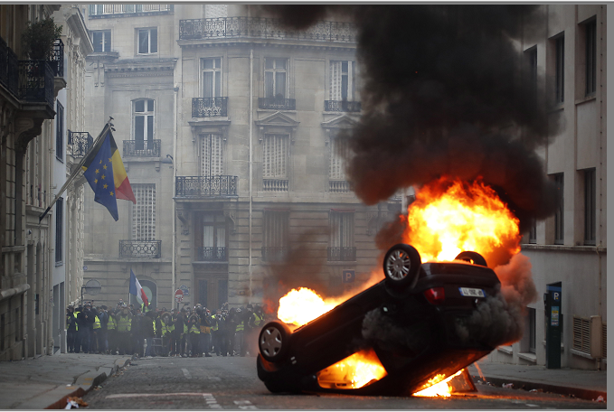 30 heridos y más de 600 arrestados en protestas en Paris