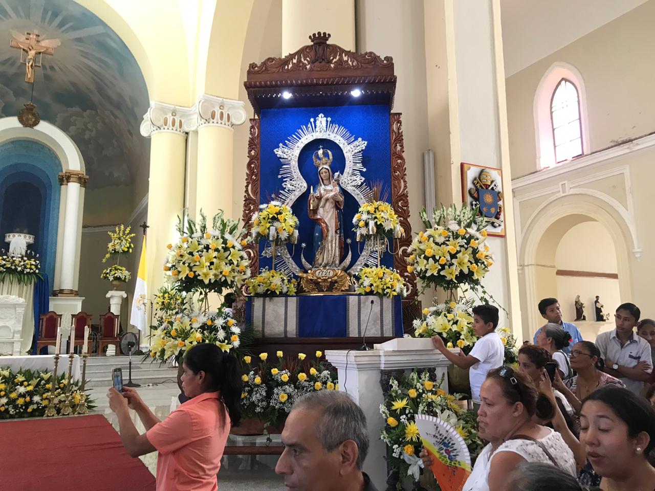 Ordenan a dos religiosos en la misa de la Conchita en Granada