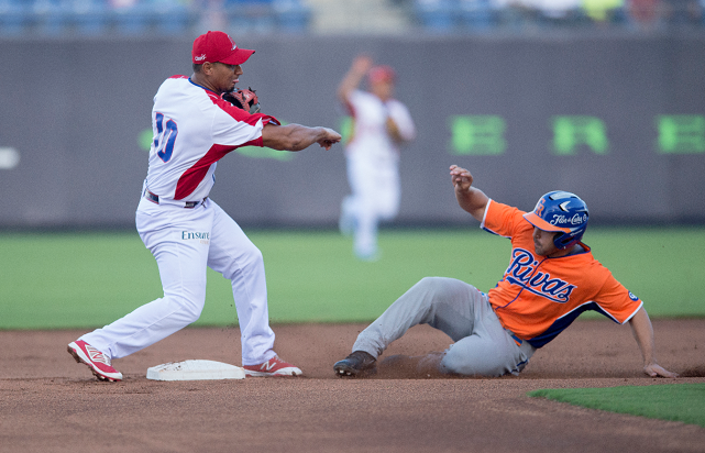 Javier Robles entierra al Rivas y le da una lección al mánager Carlos Sosa