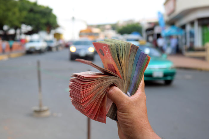 Entra en vigencia rebaja en tasa de deslizamiento del córdoba en medio de fuerte incertidumbre en el sector privado