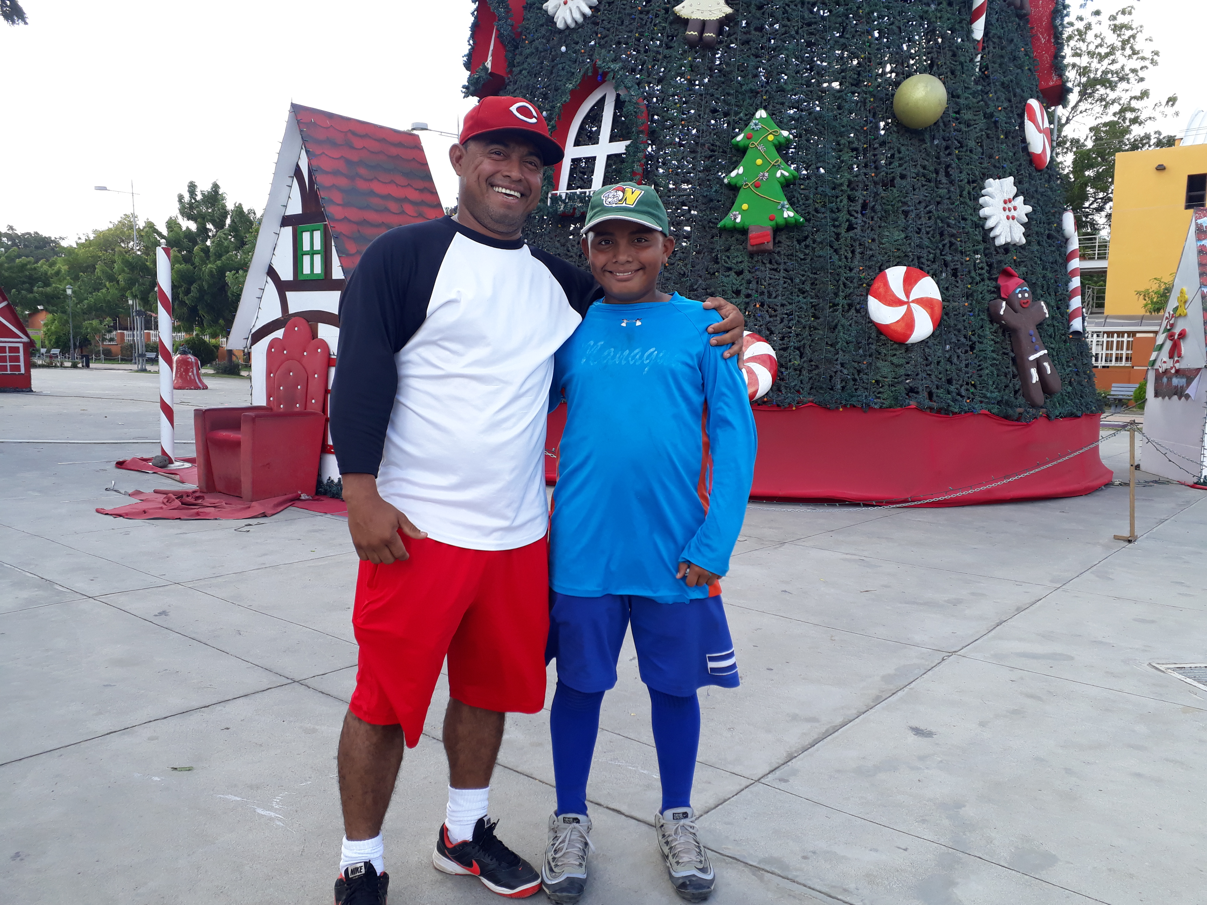 Niño Juan Carlos Urbina con un poder nato en sus manos