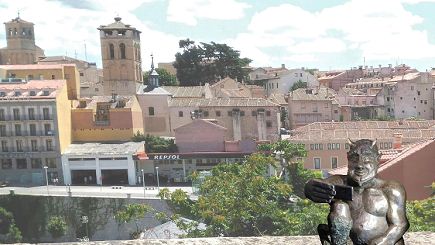 Diablillo haciéndose un selfi junto al acueducto romano crea polémica en España