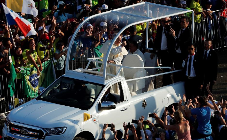 Francisca Ramírez entrega una carta al papa Francisco donde expone la crisis de Nicaragua
