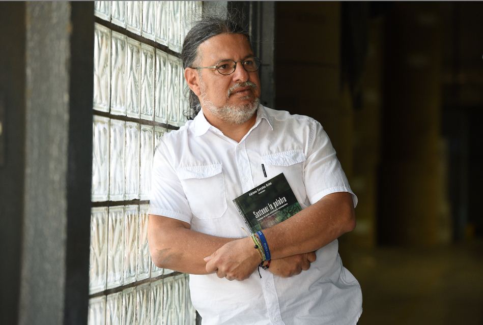Poeta Adriano Corrales promueve el libro Sostener la palabra-Antología