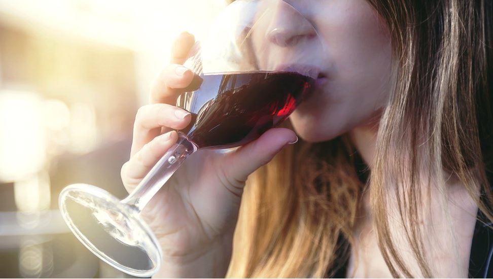 Así es como el alcohol daña tu ADN y hace que quieras tomar más