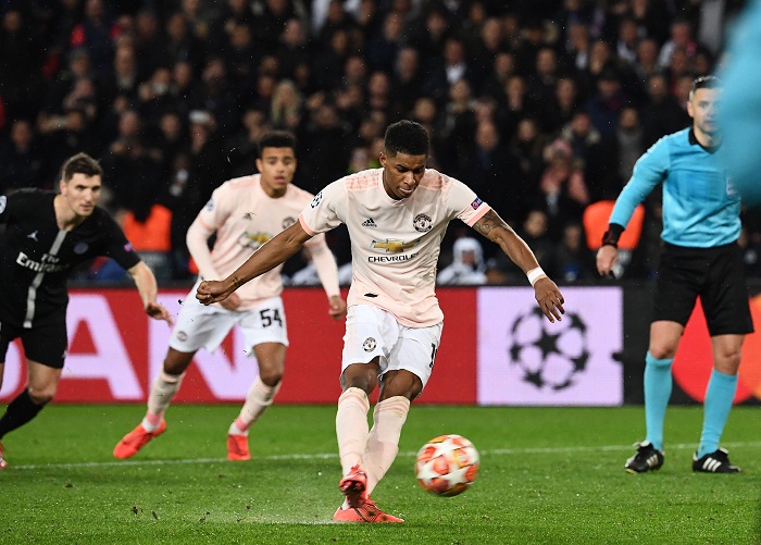 Marcus Rashford anotó desde el punto de penalti el gol que le dio la clasificación al Manchester United sobre el París Saint-Germain, este miércoles en París. LA PRENSA/AFP / Anne-Christine POUJOULAT