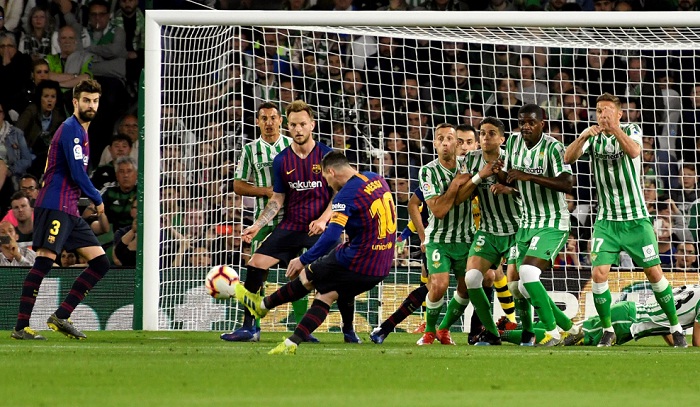 Lionel Messi marcó de tiro libre el primero de sus tres goles de este domingo, en el triunfo del Barcelona sobre el Betis en La Liga española. LA PRENSA/EFE/Raúl Caro