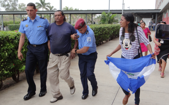 El preso político Leo Navarrete Lumbí, quien estaba enfrentando un juicio político en libertad, fue secuestrado por la Policía Orteguista (PO) este mediodía. Su hija sacó entonces una bandera azul y blanco. "Es por esto", dijo. LA PRENSA/ Alejandro Flores