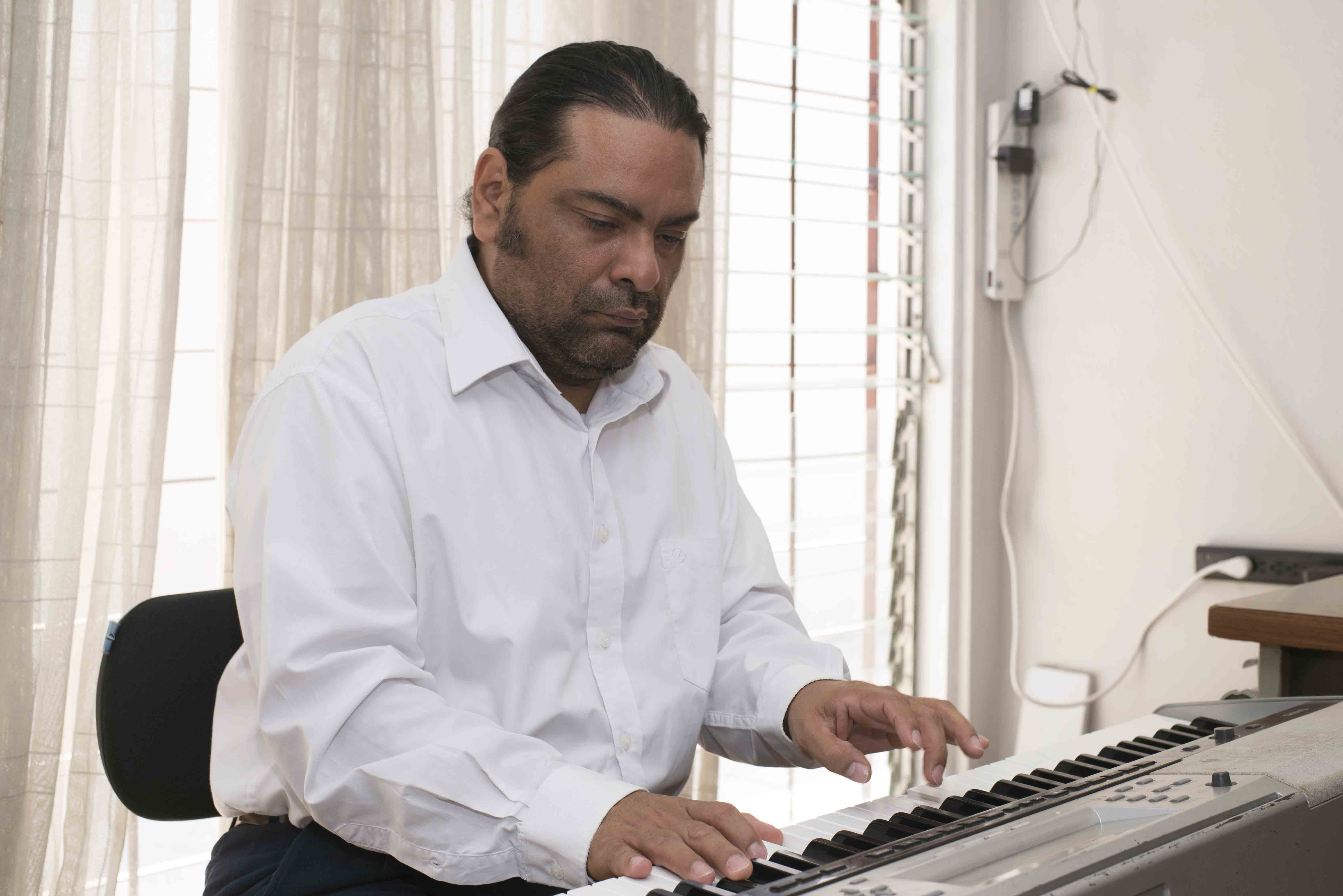 La historia de Mario Rocha, el nicaragüense que cantó con Laureano Ortega y huyó al exilio