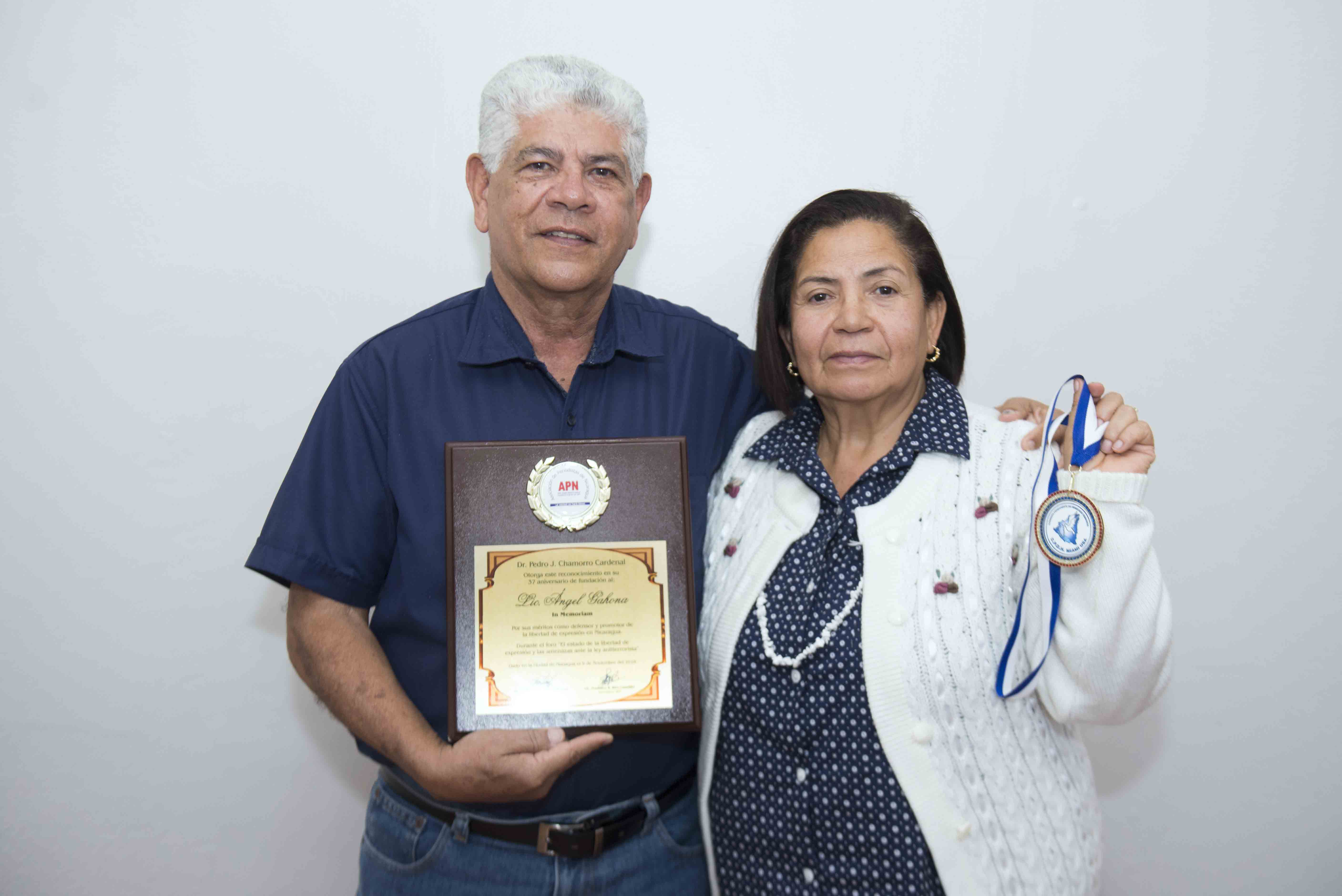 De una vida tranquila al sufrimiento por el asesinato de su hijo: Los padres de Ángel Gahona cuentan su historia desde el exilio