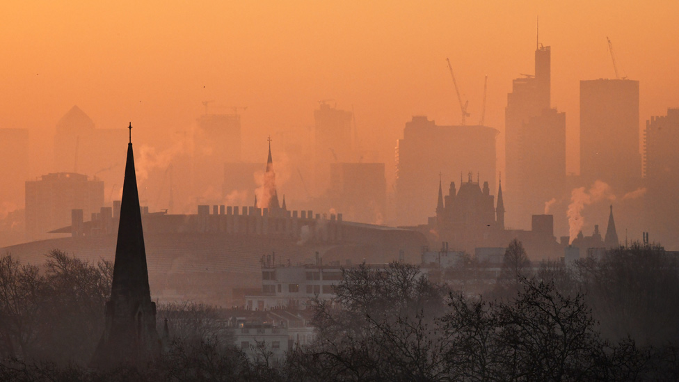 Cómo se comparan las drásticas medidas de Londres contra la contaminación con las de Ciudad de México, Bogotá y otras urbes