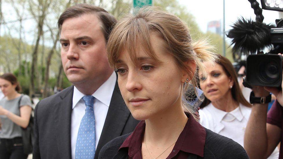 Allison Mack, actriz de la serie Smallville y discípula de Keith Raniere, se declara culpable de reclutar a mujeres para la secta Nxivm
