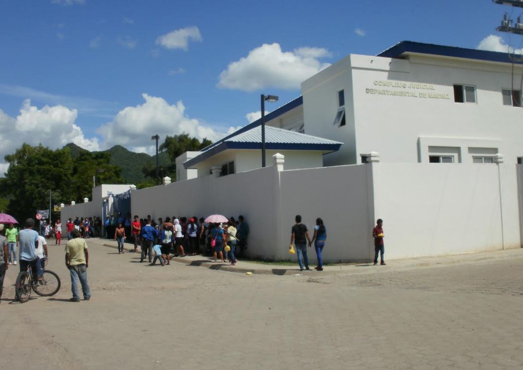 Trabajadores públicos de Madriz y Estelí aseguran que orteguistas les revisan sus redes sociales y correos electrónicos