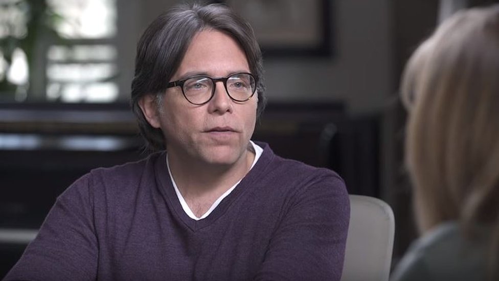 Quién es Keith Raniere, el líder de la secta Nxvim para la que la actriz Allison Mack reclutaba mujeres para convertirlas en esclavas sexuales