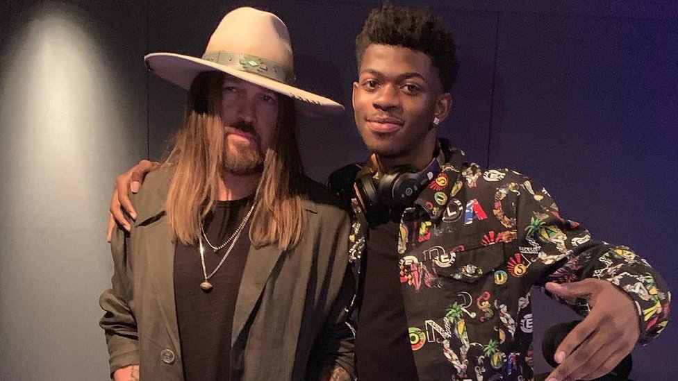 «Old Town Road» de Lil Nas X: cómo TikTok, Billy Ray Cyrus y una polémica sobre el racismo la convirtieron en la canción número 1 en EE.UU.