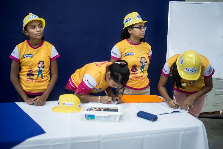 Adolescentes nicaragüenses emprenden en la robótica