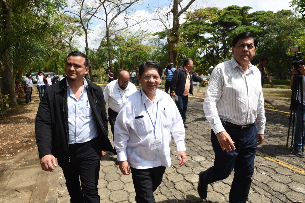 Canciller Moncada ignora a periodistas cuando lo cuestionan sobre expresidente Funes, prófugo de la justicia salvadoreña