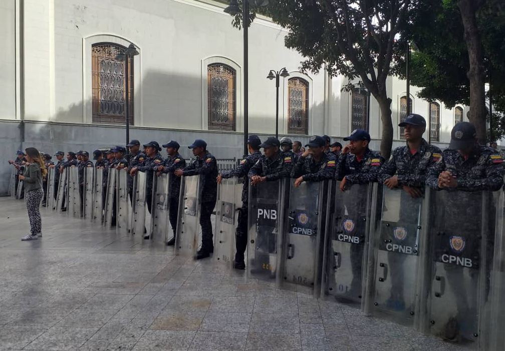 Diputados opositores denuncian que militares chavistas bloquean el Parlamento venezolano