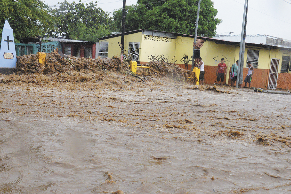 Programas integrales y conciencia ciudadana evitaría problemas de inundaciones en el país, dice experto