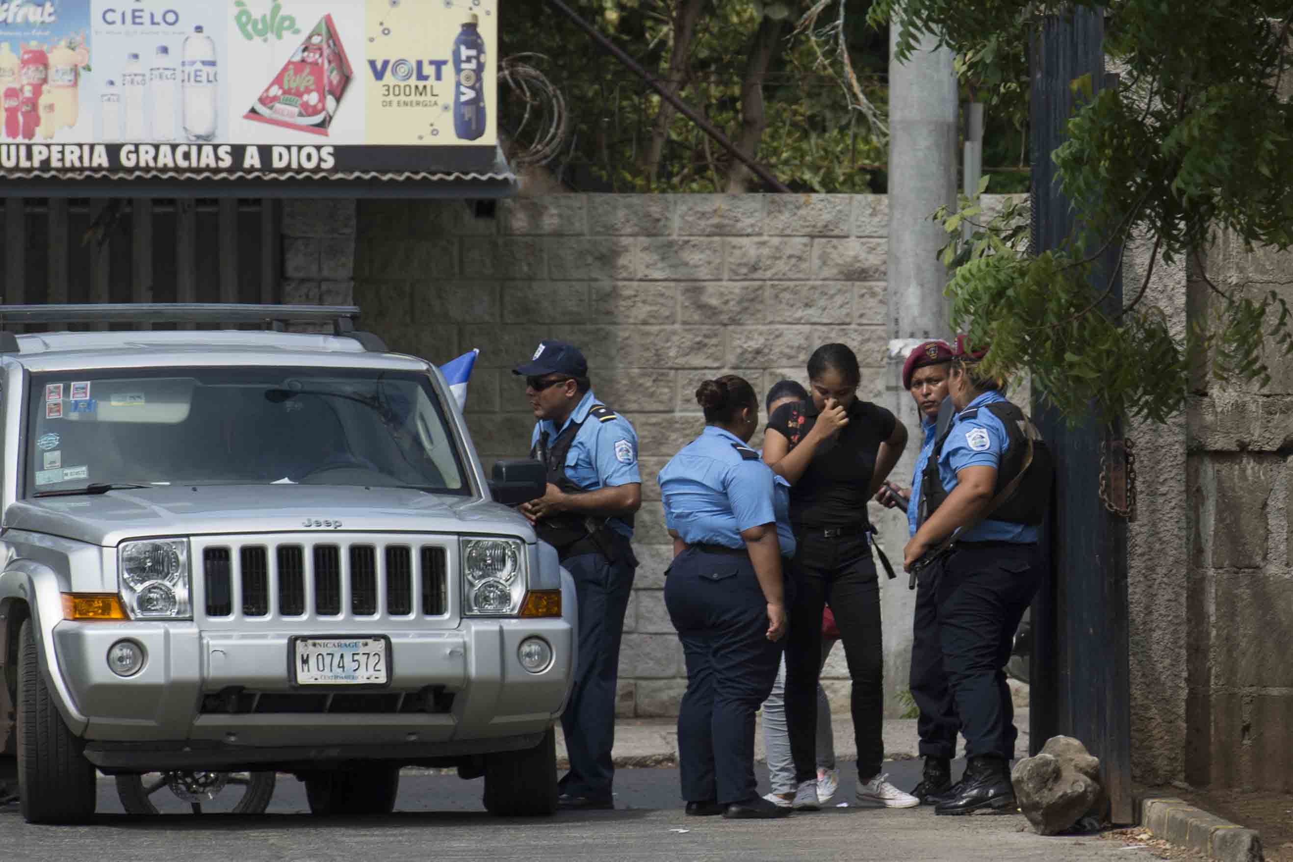 Policías impidieron a feligreses entrar a la catedral de Managua con la excusa de que las misas se habían suspendido