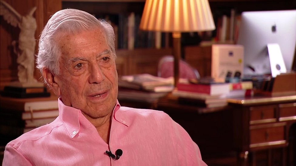 «Me gustaría que la muerte me hallara escribiendo, como un accidente»: Mario Vargas Llosa sobre la vejez, la muerte y si el liberalismo tiene culpa en la crisis actual