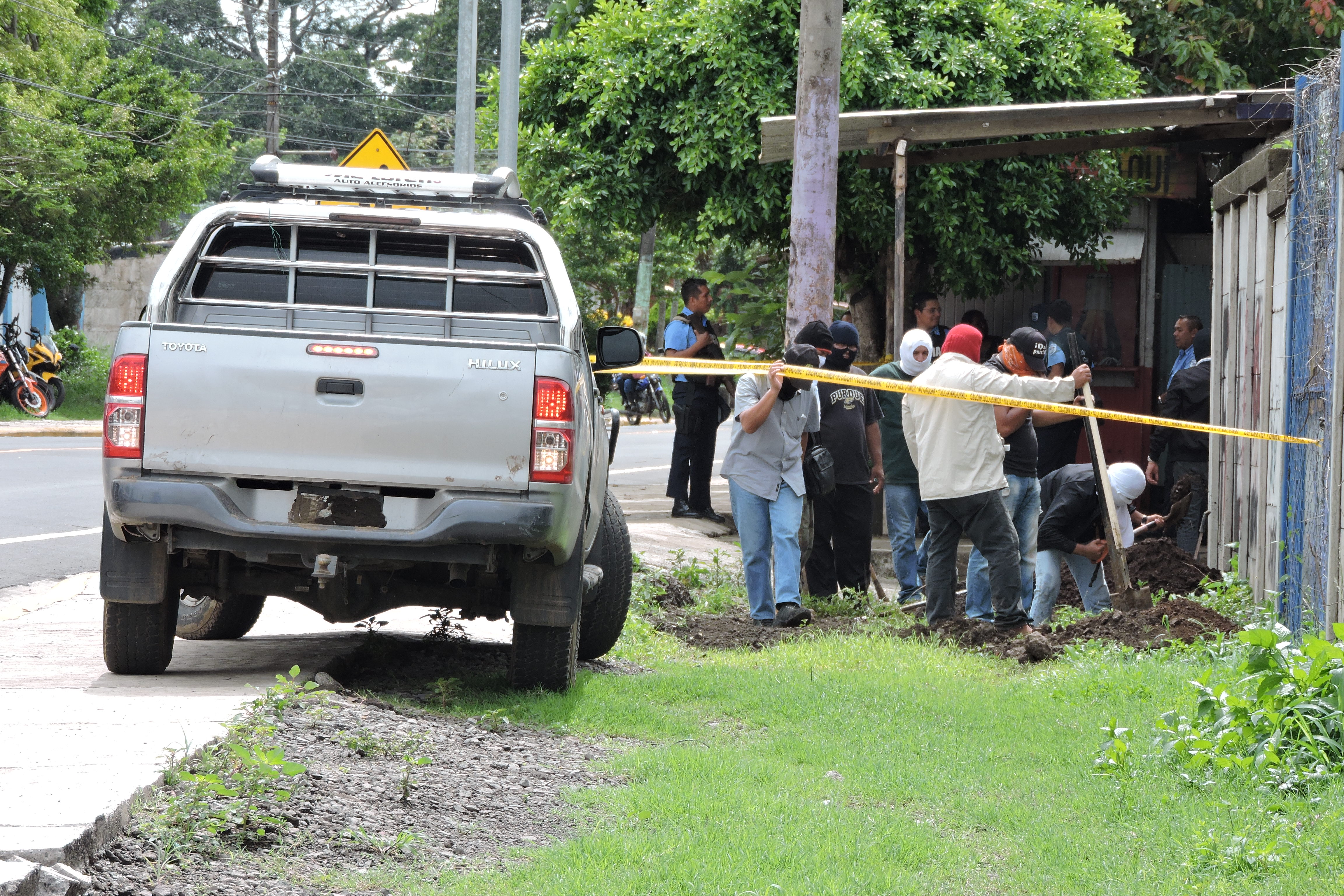 Policías y civiles encapuchados continúan búsqueda de armas en Jinotepe