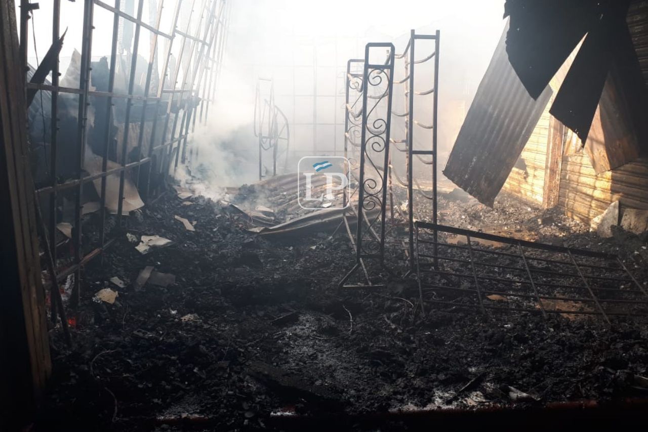 Fuerte incendio consume al menos 12 tramos en el mercado Oriental