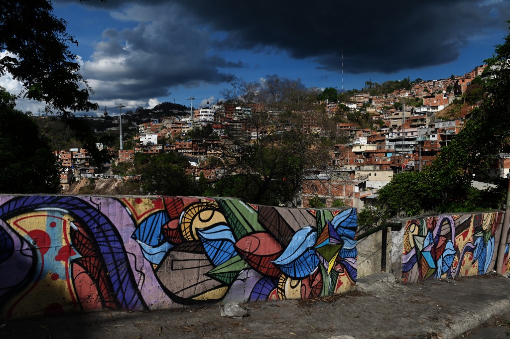 Grafitis artísticos y escobas embellecen Petare, el barrio más grande de Venezuela