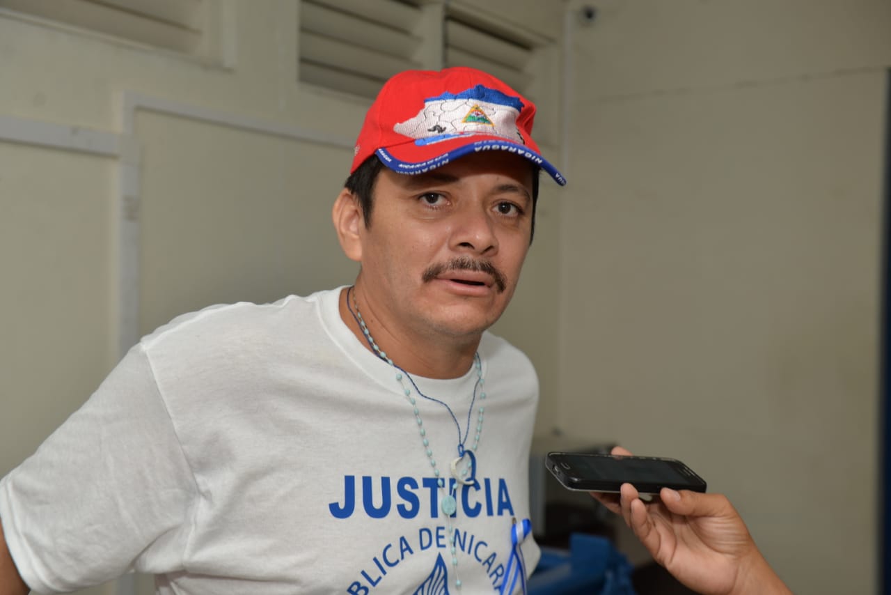 El líder campesino Medardo Mairena realiza una bandera azul y blanco con retazos de tela en la cárcel