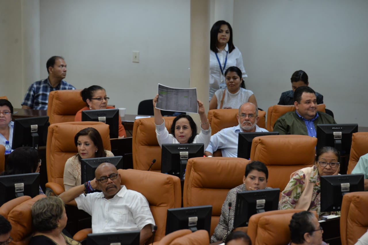 Estas son las seis diputadas que defendieron la permanencia de Gustavo Porras como presidente de la Asamblea