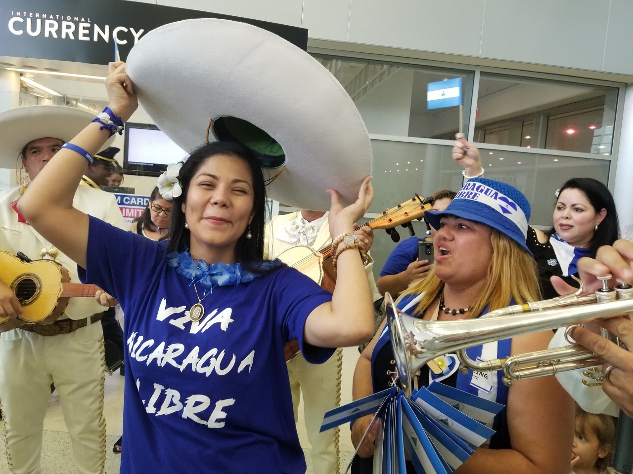 Nicaragüenses reciben a Irlanda Jerez en el Aeropuerto Internacional de Miami