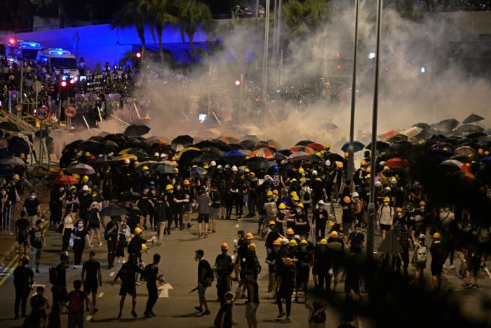 Manifestantes irrumpen en el Parlamento de Hong Kong