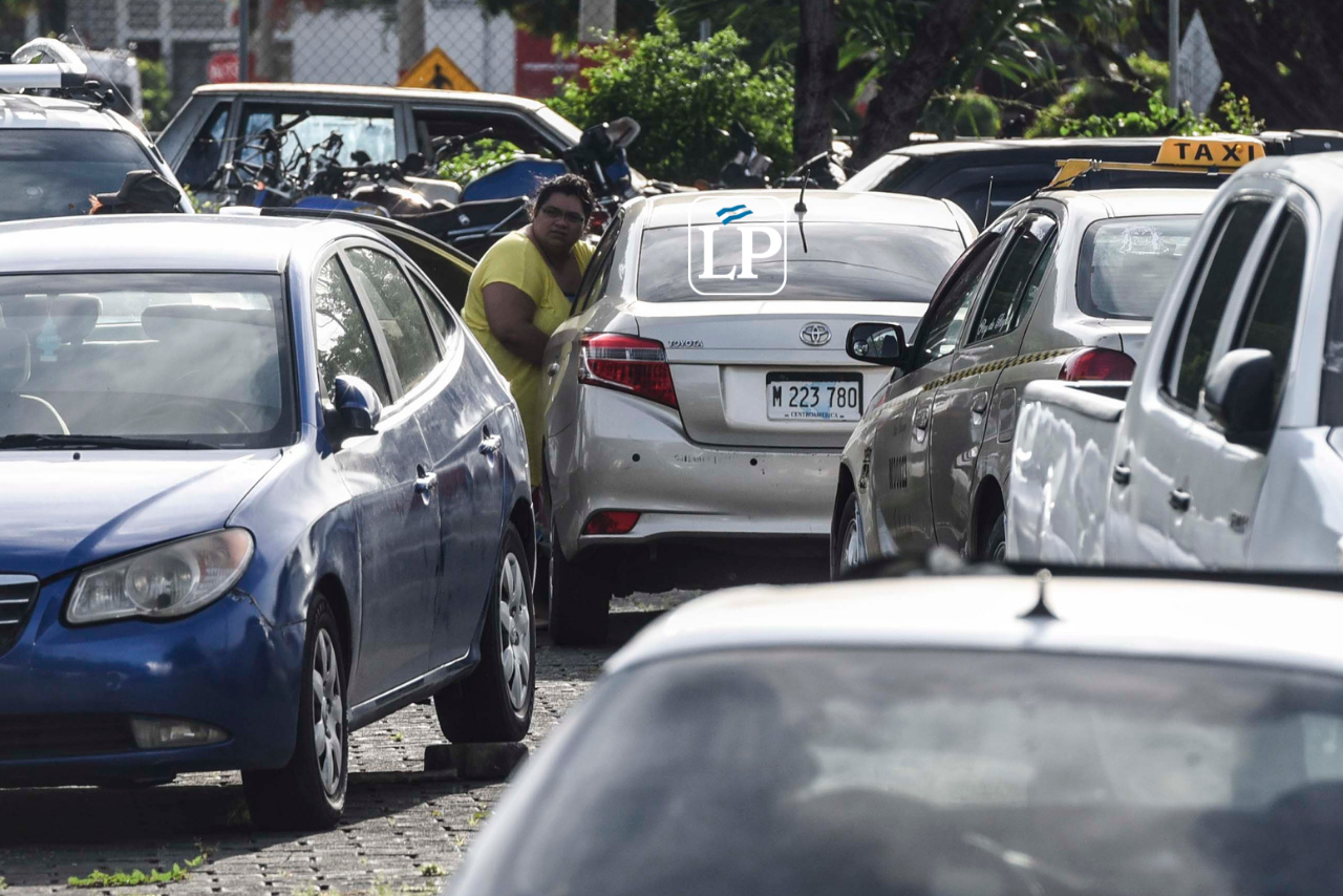 Policía Orteguista traslada el carro de la abogada Yonarqui Martínez hacia el Depósito Vehicular
