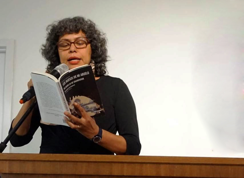 “Los huesos de mi abuelo”: Poderosas semillas de la poesía de Esthela Calderón