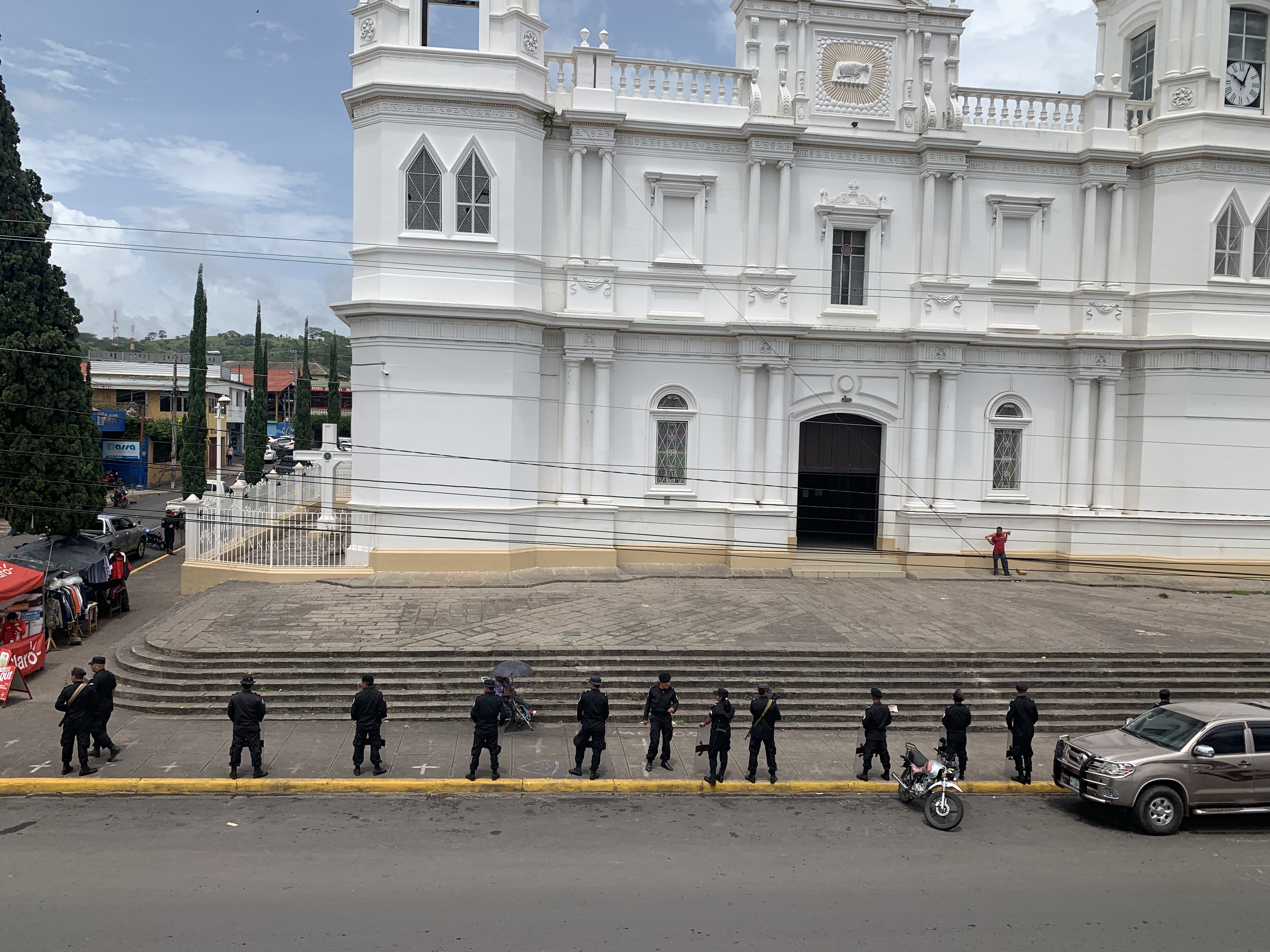 Policías asedian a manifestantes en la Catedral de Matagalpa