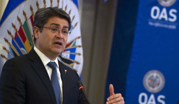 Presidente de Honduras continúa en la base de testimonios de narcotráfico