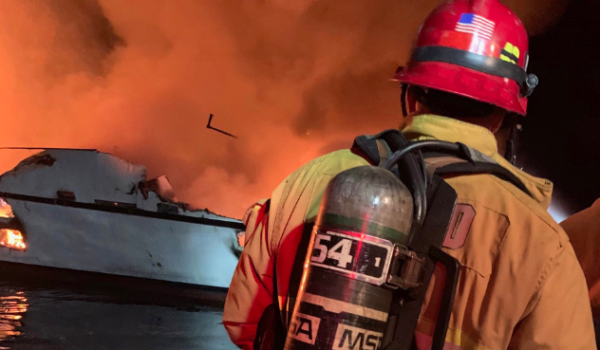 Al menos ocho muertos y 26 desaparecidos tras el incendio de un barco en EE.UU.