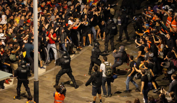 Independentistas catalanes salen a protestar tras la condena a sus líderes en España