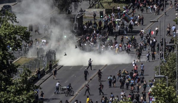 Gobierno de Chile se reúne con oposición para lograr una salida a la crisis