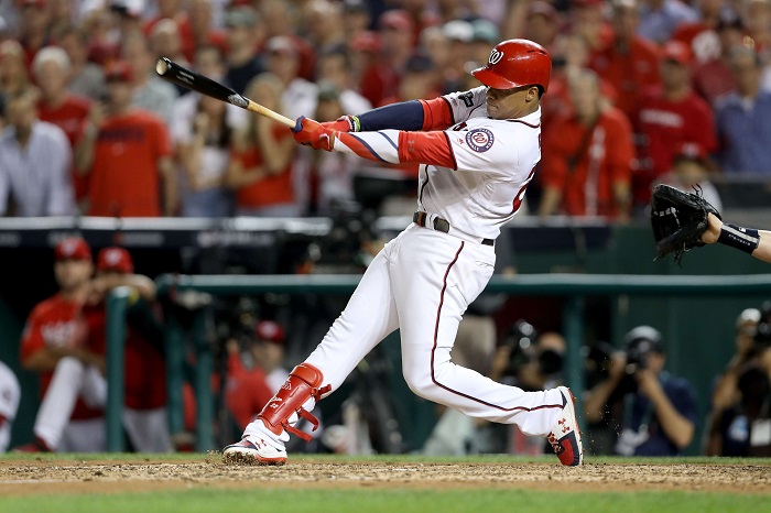 Juan Soto bateaba de 3-0 antes de dar el hit que le dio la victoria a los Nacionales de Washington ante los Cerveceros de Milwaukee, este martes en el partido de comodines de la Liga Nacional. LA PRENSA/Rob Carr/Getty Images/AFP