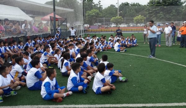 Se divierten y aprenden futbol en escuela de talento en Managua