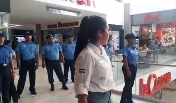 Policía Orteguista agrede a manifestantes que realizaban un plantón en el centro comercial Metrocentro
