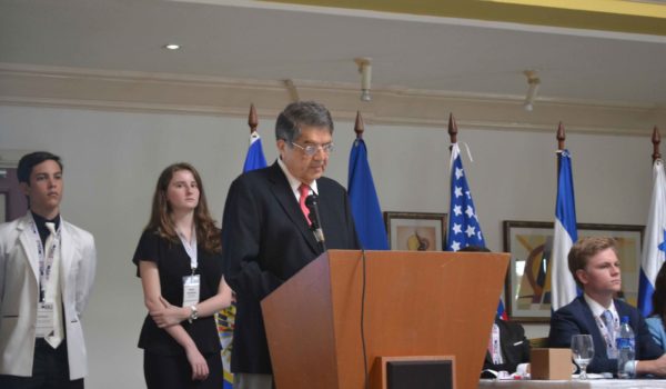 Estudiantes debaten sobre los problemas que afectan a Latinoamérica