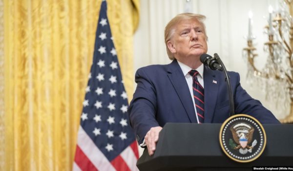 El presidente Donald Trump reitera a Ucrania y pide a China que investiguen a Biden y a su hijo