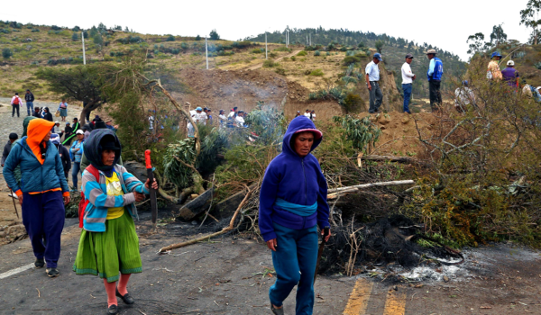 Campesinos e indígenas bloquean vías ante eliminación de subsidios en Ecuador