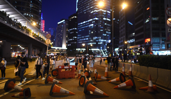 Hong Kong aprueba ley y prohíbe el uso de máscaras en protestas