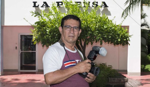 «El periódico cerró y me fui al Oriental a vender agua”. La historia de Jorge Ortega, el fotógrafo despedido por el cierre de El Nuevo Diario