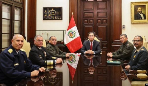 Presidente depuesto de Perú recibe apoyo del Ejército y la Policía