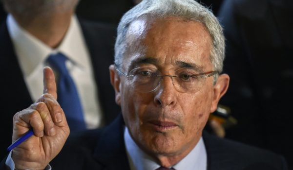 Expresidente Uribe, en prisión domiciliaria, renuncia al Senado de Colombia